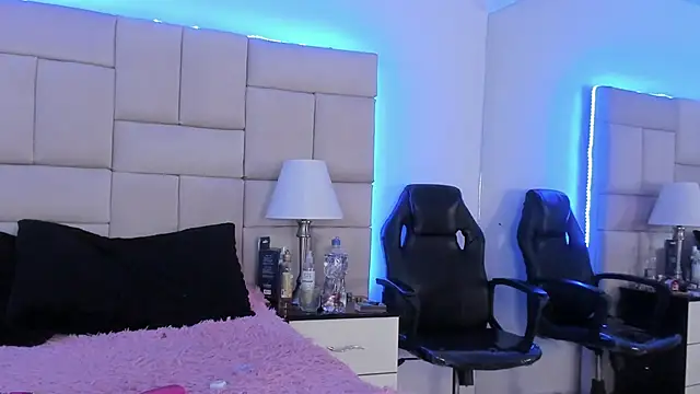 Snapshot of IsisLoveyes_ chatting on March 7, 2025, 9:27 pm IsisLoveyes online show from March 7, 2025, 9:27 pm