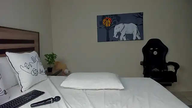 Renee-18 online show from October 13, 2025, 3:41 am