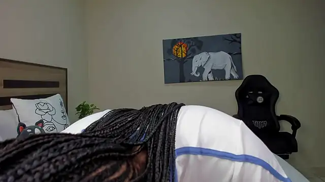 Renee-18 online show from April 19, 2026, 10:01 pm