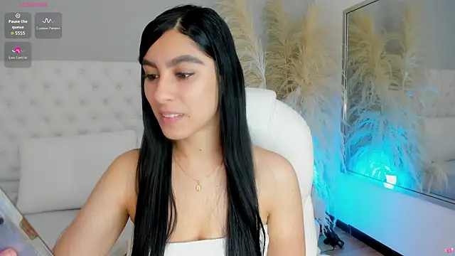 Snapshot of Emily_roux chatting on March 25, 2026, 5:01 pm Emily roux online show from March 25, 2026, 5:01 pm