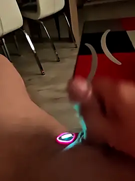 Szeltolo001 online show from April 6, 2026, 10:11 pm