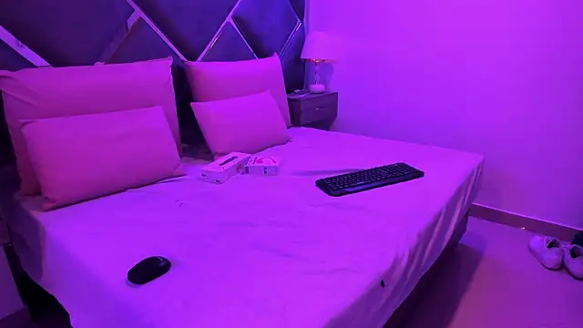 Charlotte Myers online show from October 8, 2025, 7:47 pm