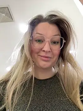 Teya moon  online show from April 9, 2026, 12:55 pm