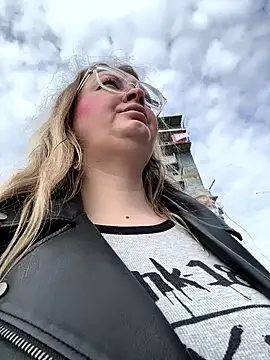 Teya moon  online show from April 21, 2026, 12:34 pm