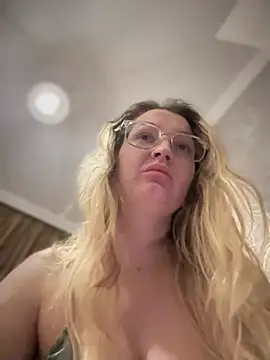 Teya moon  online show from March 21, 2025, 7:13 pm