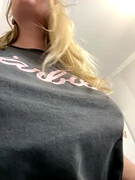 Teya moon  online show from December 14, 2025, 11:21 pm