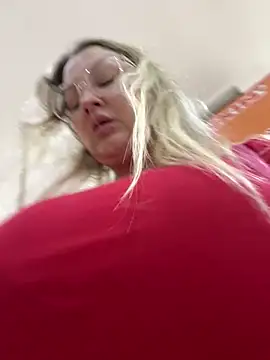 Teya moon  online show from October 8, 2025, 1:56 pm