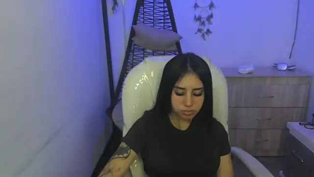 Chanttall  online show from November 28, 2025, 4:34 am