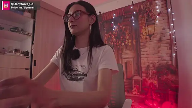 Snapshot of DanyNova_Co chatting on November 9, 2025, 9:19 pm DanyNova Co online show from November 9, 2025, 9:19 pm