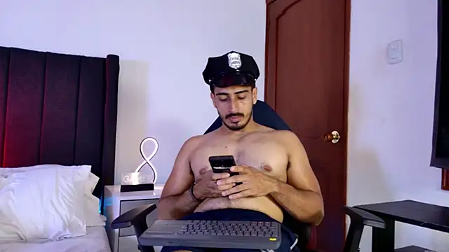 Snapshot of muscle_ares chatting on November 1, 2025, 12:17 am muscle ares online show from November 1, 2025, 12:17 am