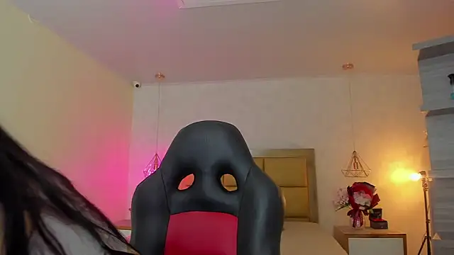 LARSONMIA online show from February 19, 2026, 12:13 pm