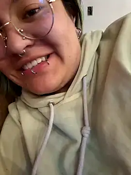 lucky-leah online show from November 7, 2025, 4:06 am