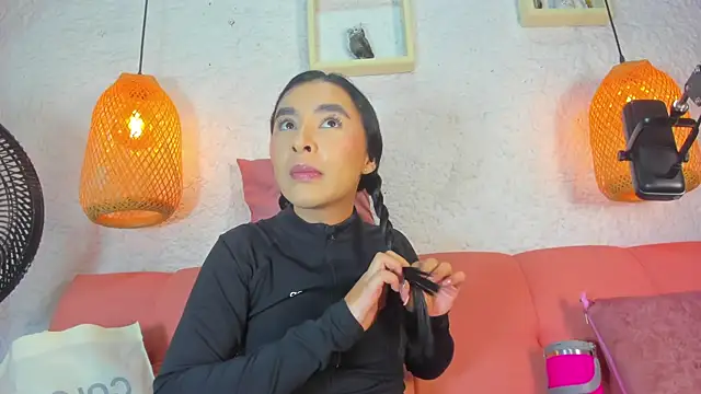 Snapshot of emiily_s chatting on November 10, 2025, 12:10 pm emiily s online show from November 10, 2025, 12:10 pm