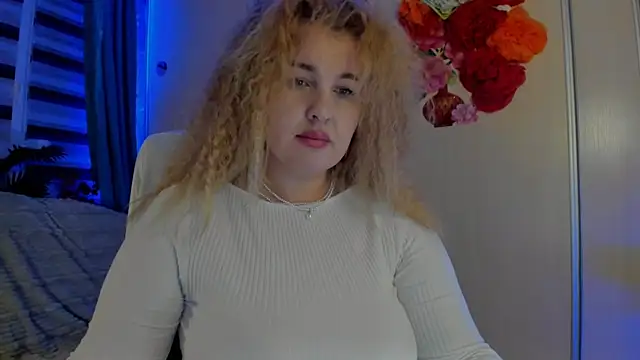 Snapshot of CoraSwon chatting on November 6, 2025, 10:58 pm CoraSwon online show from November 6, 2025, 10:58 pm