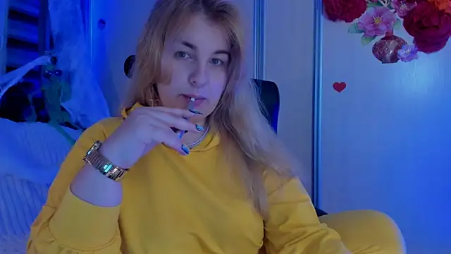 Snapshot of CoraSwon chatting on November 3, 2025, 11:19 pm CoraSwon online show from November 3, 2025, 11:19 pm