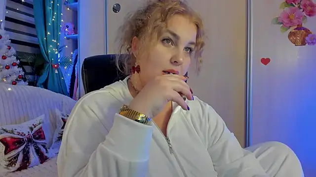 Snapshot of CoraSwon chatting on December 19, 2025, 6:54 pm CoraSwon online show from December 19, 2025, 6:54 pm