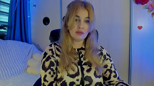 Snapshot of CoraSwon chatting on November 19, 2025, 7:08 am CoraSwon online show from November 19, 2025, 7:08 am