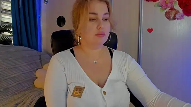 Snapshot of CoraSwon chatting on December 4, 2025, 12:48 pm CoraSwon online show from December 4, 2025, 12:48 pm