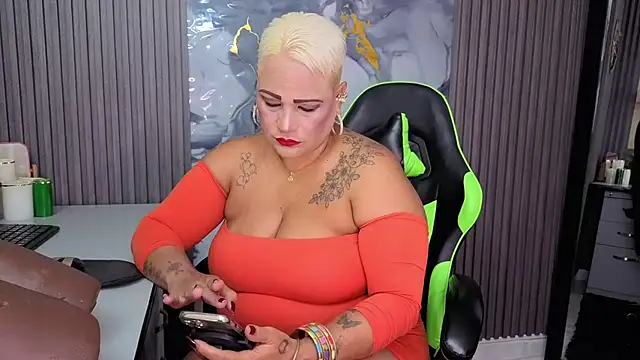 GianellaCox  online show from April 18, 2026, 1:35 pm