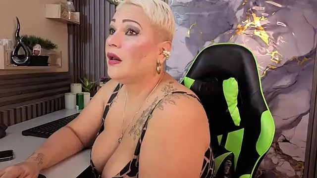 Snapshot of GianellaCox_ chatting on August 1, 2026, 12:03 pm GianellaCox online show from August 1, 2026, 12:03 pm