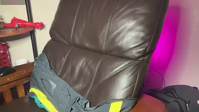 pantslesstraveler plt online show from September 22, 2025, 8:31 am