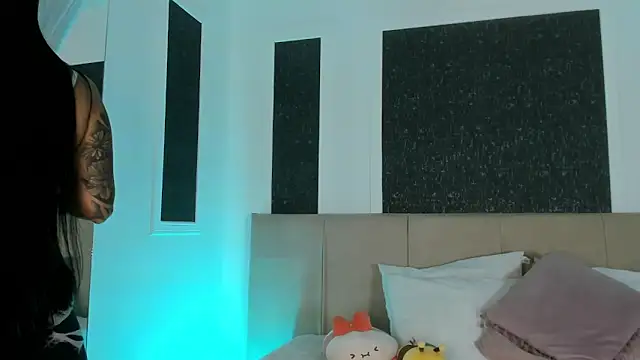 Alaia Manson online show from February 26, 2026, 7:36 pm