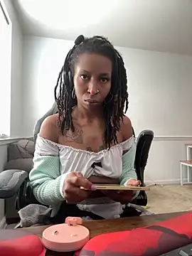 LeyaHoneybuns online show from November 3, 2025, 5:05 pm