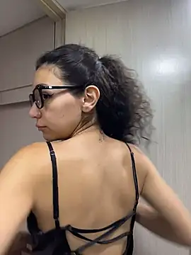 uniquerossie online show from March 7, 2026, 8:32 am