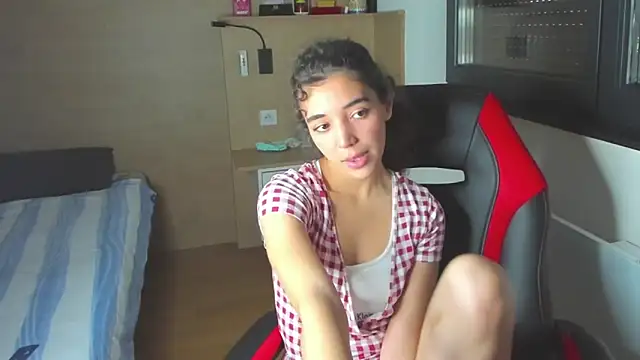 uniquerossie online show from October 23, 2025, 7:40 am