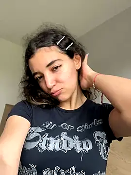 uniquerossie online show from November 14, 2025, 10:19 am