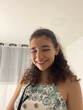 uniquerossie online show from December 3, 2025, 7:41 am