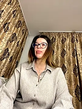 Snapshot of NadiraNoor chatting on November 17, 2025, 10:58 pm NadiraNoor online show from November 17, 2025, 10:58 pm