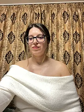 NadiraNoor online show from April 16, 2026, 10:01 pm