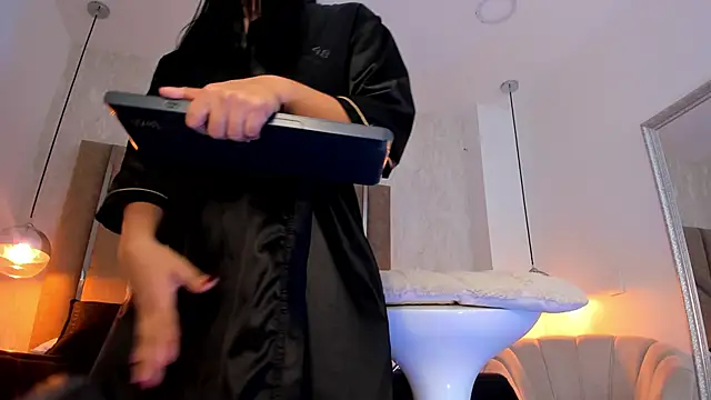 Martinaa Jones  online show from December 3, 2025, 7:35 pm