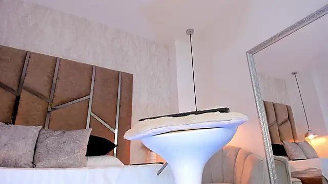 Martinaa Jones  online show from November 16, 2025, 7:29 pm