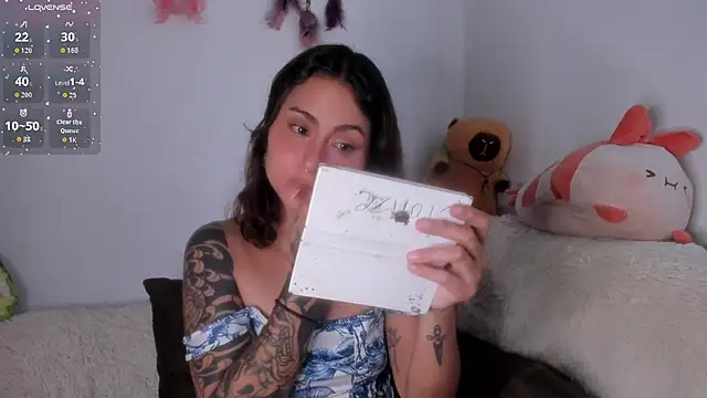 Violette-Ramirez01 online show from February 18, 2026, 9:00 pm