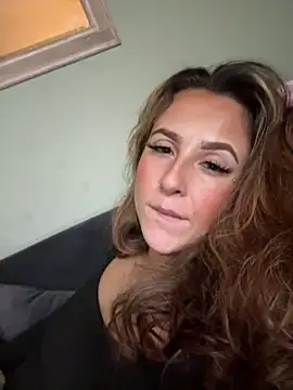 Snapshot of Miss_emilee chatting on December 17, 2024, 12:01 am Miss emilee online show from December 17, 2024, 12:01 am