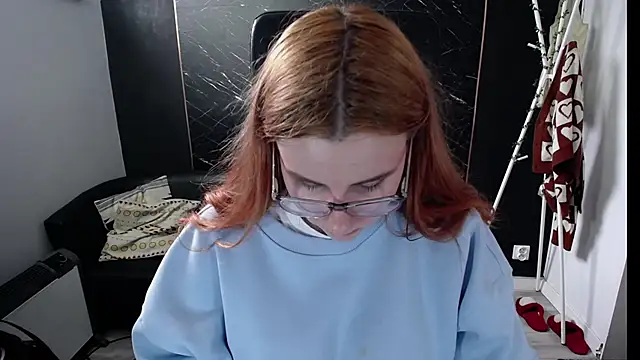 littleviki7 online show from March 11, 2025, 11:44 am