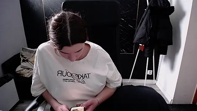 littleviki7 online show from November 24, 2025, 11:21 am