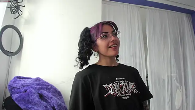 Snapshot of witchviolet chatting on March 17, 2025, 9:35 pm witchviolet online show from March 17, 2025, 9:35 pm