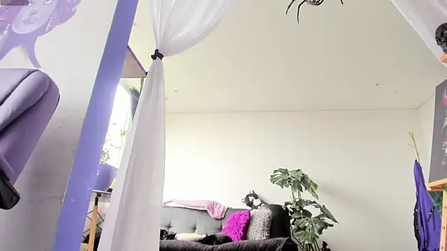 Snapshot of witchviolet chatting on October 16, 2025, 4:37 pm witchviolet online show from October 16, 2025, 4:37 pm