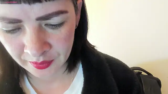 Snapshot of queen_fetish chatting on December 18, 2025, 1:15 pm queen fetish online show from December 18, 2025, 1:15 pm