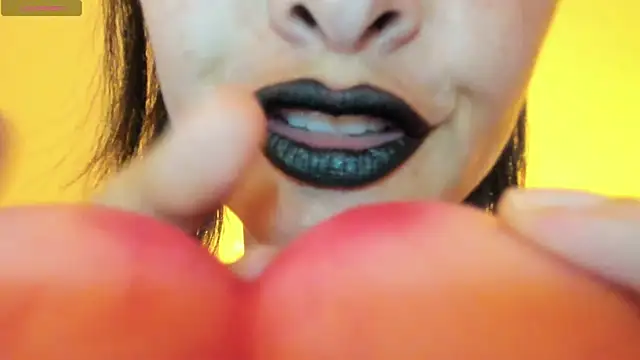 Snapshot of queen_fetish chatting on November 18, 2025, 10:45 pm queen fetish online show from November 18, 2025, 10:45 pm