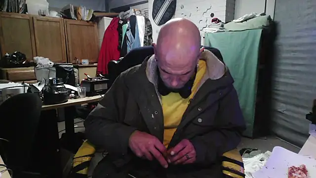 Snapshot of Badpuppyy chatting on March 8, 2025, 12:33 am Badpuppyy online show from March 8, 2025, 12:33 am
