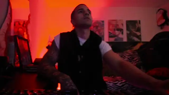 Snapshot of Sisoyalejo420 chatting on December 16, 2025, 2:16 am Sisoyalejo420 online show from December 16, 2025, 2:16 am