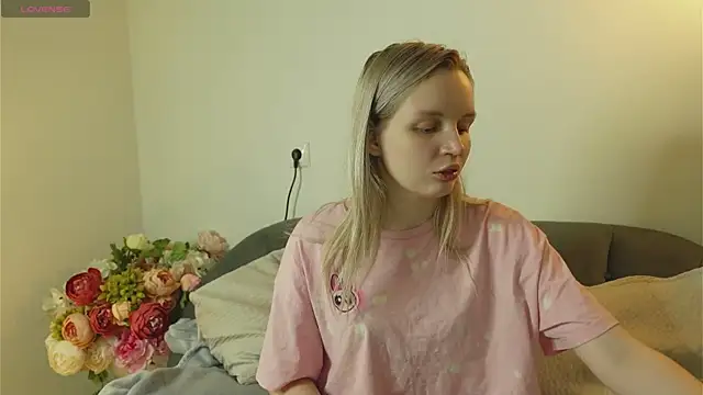 Snapshot of Beatrica_Klein chatting on November 17, 2025, 4:00 pm Beatrica Klein online show from November 17, 2025, 4:00 pm