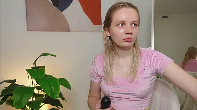 Snapshot of Beatrica_Klein chatting on October 26, 2025, 1:55 pm Beatrica Klein online show from October 26, 2025, 1:55 pm