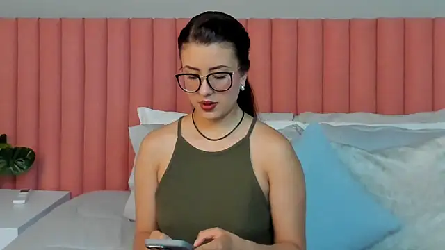 EmaSaenz online show from April 1, 2026, 7:00 pm