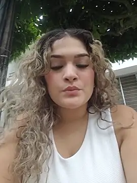 Snapshot of Sara_smiiith211 chatting on May 18, 2026, 10:25 pm Sara smiiith211 online show from May 18, 2026, 10:25 pm