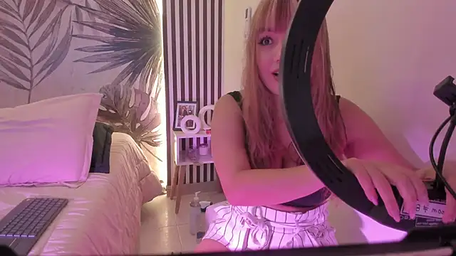 Samaantha-White online show from April 10, 2026, 11:28 am